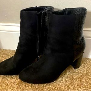 NWOB - black and faux alligator skin booties